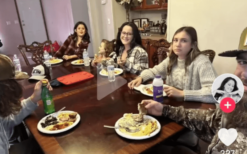 Fans Notice Something In Jenelle’s Thanksgiving Photo