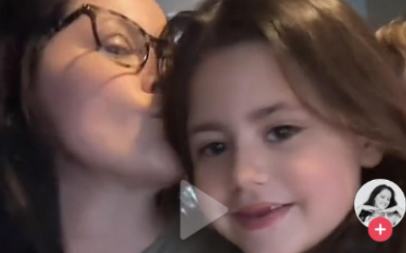 Fans Notice Something In Jenelle’s Photo With Daughter