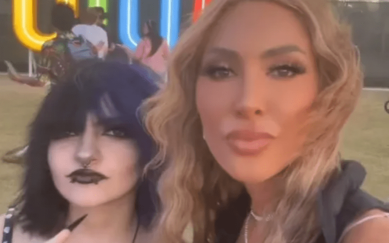 Fans Notice Something In Farrah & Sophia’s New Photo