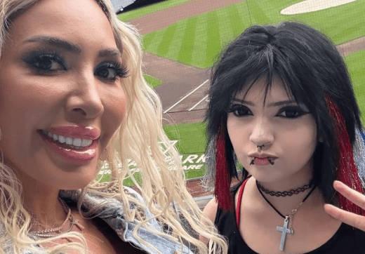 Fans Notice Something Off In Farrah & Sophia’s Photo